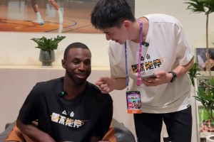 國內(nèi)博主采訪提問維金斯：你的GOAT是誰？圍巾：喬丹