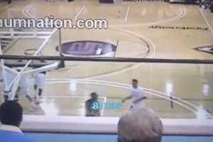 美媒曬詹姆斯早年被大學(xué)生隔扣視頻，為此耐克當(dāng)年還沒收了錄像帶