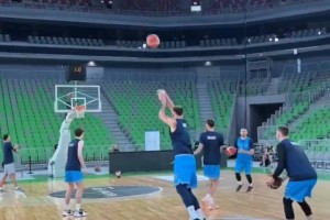 備戰(zhàn)歐錦賽！東契奇中圈超遠3分壓哨入框！