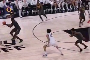 實(shí)在太羞辱了！NCAA賽場(chǎng)此前上演殘暴騎人死亡隔扣??