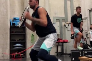 最喜歡76人哪款球員？喬治：艾弗森經(jīng)典的黑色復(fù)古球衣！