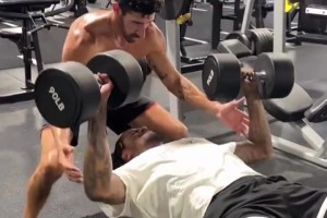 杰倫-格林用90磅啞鈴做啞鈴臥推+瘋狂大重量硬拉！訓(xùn)練師：整個(gè)夏天都在努力！