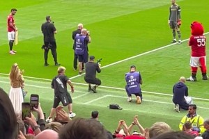 傳奇！曼聯(lián)賽前致敬德赫亞，隊(duì)長(zhǎng)B費(fèi)向德赫亞贈(zèng)送紀(jì)念相框