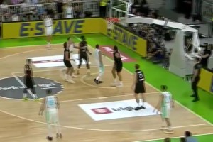 什么變態(tài)球感??東契奇被犯規(guī)后隨手一拋，打進(jìn)逆天高打板2+1