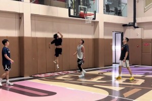 體能訓(xùn)練師勇敢挑戰(zhàn)郭艾倫，后者運球依然犀利啊