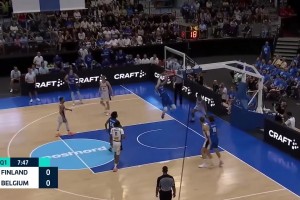 這讓人怎么防？東契奇過了半場一個掩護(hù)直接就三分出手了！