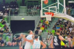 不愧傳球大師！東契奇大手一揮妙傳助攻順下的隊(duì)友上籃打進(jìn)