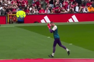 重回老特拉福德！德赫亞入場(chǎng)熱身時(shí)曼聯(lián)球迷掌聲致敬