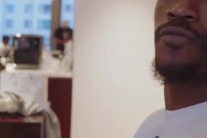 活動結束后巴特勒回到酒店玩起了骨牌