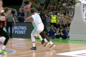 這就是減肥后的增益？！東契奇歐洲步失衡滯空！打進(jìn)高難拋射??