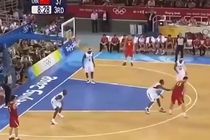 08奧運易建聯(lián)隔著安東尼上演炸裂補扣！瓜哥：這誰的部將？