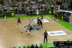 節(jié)奏變化！東契奇這三分手感也太好了吧 隨手一扔就進框里了