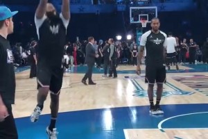 早就有互動！全明星名場面：哈登小卡交流技術！鉆研規(guī)則的大師！