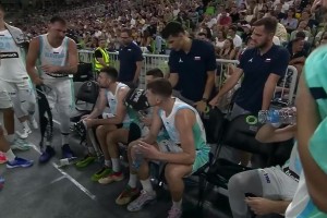 除了打球還得當(dāng)教練！??東契奇在比賽暫停期間指導(dǎo)隊(duì)友