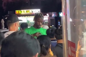 整兩口~！巴特勒青島街頭打啤酒