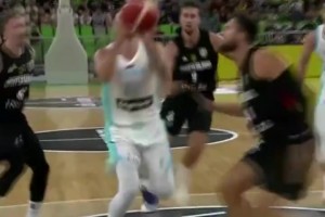 這什么逆天手感！東契奇隨手高拋打板入筐 對(duì)手拉都拉不住??