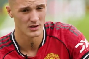 ??小卡片還能這么用？當(dāng)現(xiàn)場鏡頭突然切到貴賓區(qū)的小情侶......