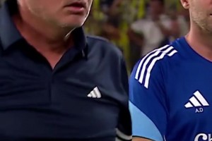 心理戰(zhàn)？穆帥在裁判等VAR時(shí)提前舉手慶祝，進(jìn)球被取消后一臉懵圈