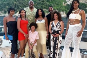 魔術(shù)師曬全家福，EJ醬透視長(zhǎng)褲+小吊帶，辣出新高度????