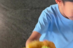 周琦回國(guó)vlog：誰(shuí)家兒子用雞蛋灌餅接機(jī)啊