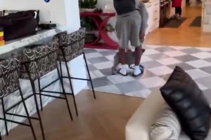 詹姆斯很興奮！布萊斯從學?；貋?，留起了胡子，越看越像老詹了！