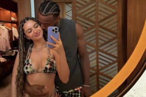 挺會玩！布朗尼和穿比基尼的女友自拍，穿的甚至是情侶色