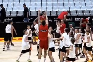 你們一起上吧，趕時(shí)間！埃爾南戈麥斯兄弟vs34個(gè)小孩