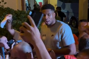 能否出戰(zhàn)歐錦賽熱身賽??字母哥已經(jīng)帶領(lǐng)希臘男籃抵達(dá)下榻酒店