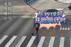 你以為凌晨四點？男子運球橫穿馬路，被小車撞飛