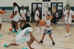 庫里舉辦訓(xùn)練營 兒子卡農(nóng)展現(xiàn)假動作直接晃趴學(xué)員??????