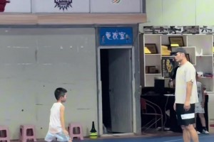 忍了一節(jié)課的球爹們終于上場了??????