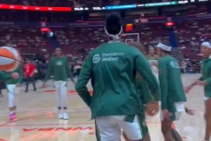 誰說女子不能扣？WNBA榜眼馬隆加輕松單臂扣籃