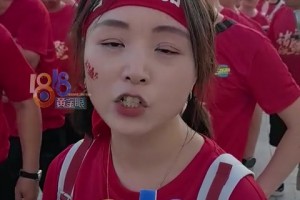 ??約基奇大肚腩已經(jīng)很明顯的凸出來了 ...