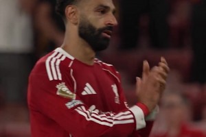 英超官推：薩拉赫最后一個(gè)離開(kāi)球場(chǎng)，他含淚和球迷合唱若塔之歌