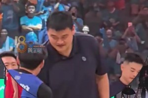 姚明為浙BA球員頒獎，所有人瞬間迷你，還朝吳前眨眼：你輸啦？