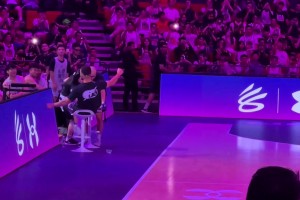 幾歲的人了！庫(kù)里還是像小孩子一樣這么逗