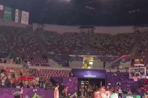 夢(mèng)回2015！亞洲杯現(xiàn)場(chǎng)中國(guó)球迷合唱《歌唱祖國(guó)》