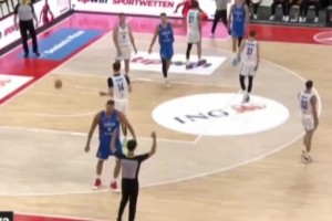 大爺是真牛逼?。?3歲了還能這樣翻身后仰跳投！??