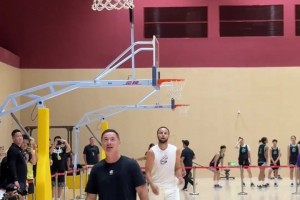 真如喝水一般簡單！另一個角度來欣賞庫里中國行訓(xùn)練的三分25連中