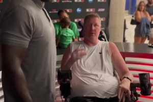 大竹竿小腿截肢！布拉德利坐輪椅和鯊魚合影 此前因車禍下肢癱瘓