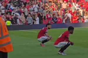 失望與不甘??B費(fèi)與阿瑪?shù)略趯﹃嚢⑸{的比賽終場哨響時的反應(yīng)