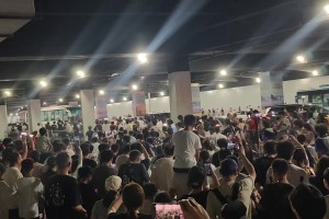 太瘋狂了！大批庫(kù)里球迷街頭狂奔 這場(chǎng)面堪比過(guò)年啊??????