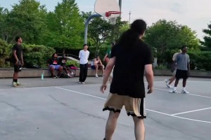 庫里菜鳥賽季幫隊友提行李，買吃喝，看起來有點疲勞