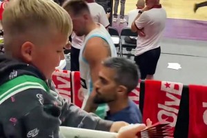 他真的我哭死！東契奇熱身賽受傷 離場(chǎng)前還送給小球迷禮物??