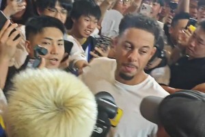賽斯庫(kù)里也是庫(kù)里！小庫(kù)里隨哥哥中國(guó)行 被球迷團(tuán)團(tuán)圍住動(dòng)彈不得