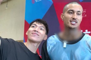 吳前在庫茲馬接受采訪時追星，把記者們都逗樂了...