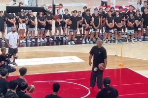 期待ing！八村給青少年們演示后撤步跳投