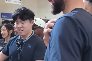 能讓庫里笑成這樣 也很少見啊??