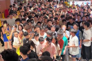 注意安全！大批庫(kù)里球迷涌上電動(dòng)扶梯 少數(shù)庫(kù)蜜“機(jī)智”逆行??