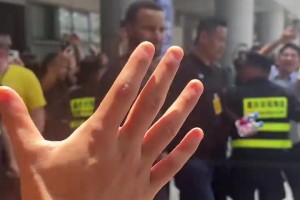 球迷對庫里喊詹姆斯！庫里皺眉：大家覺得我該揍這個不長眼的嗎